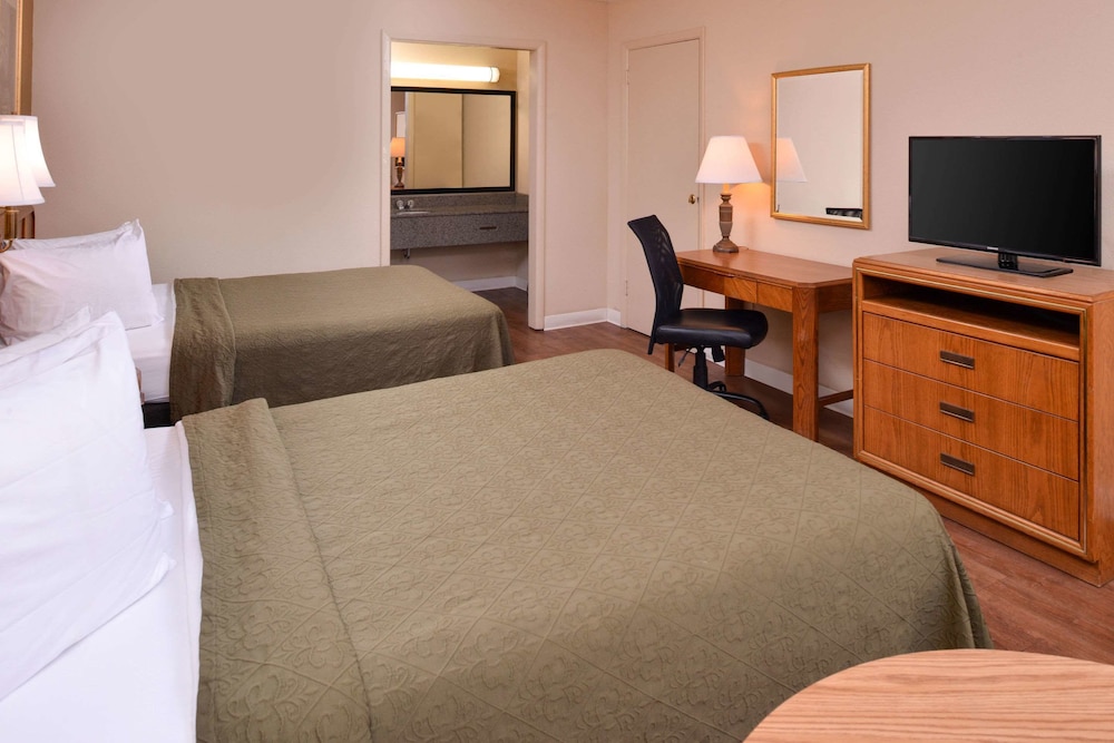 Collinsville Vacations - Quality Inn Dutch Inn - Property Image 26