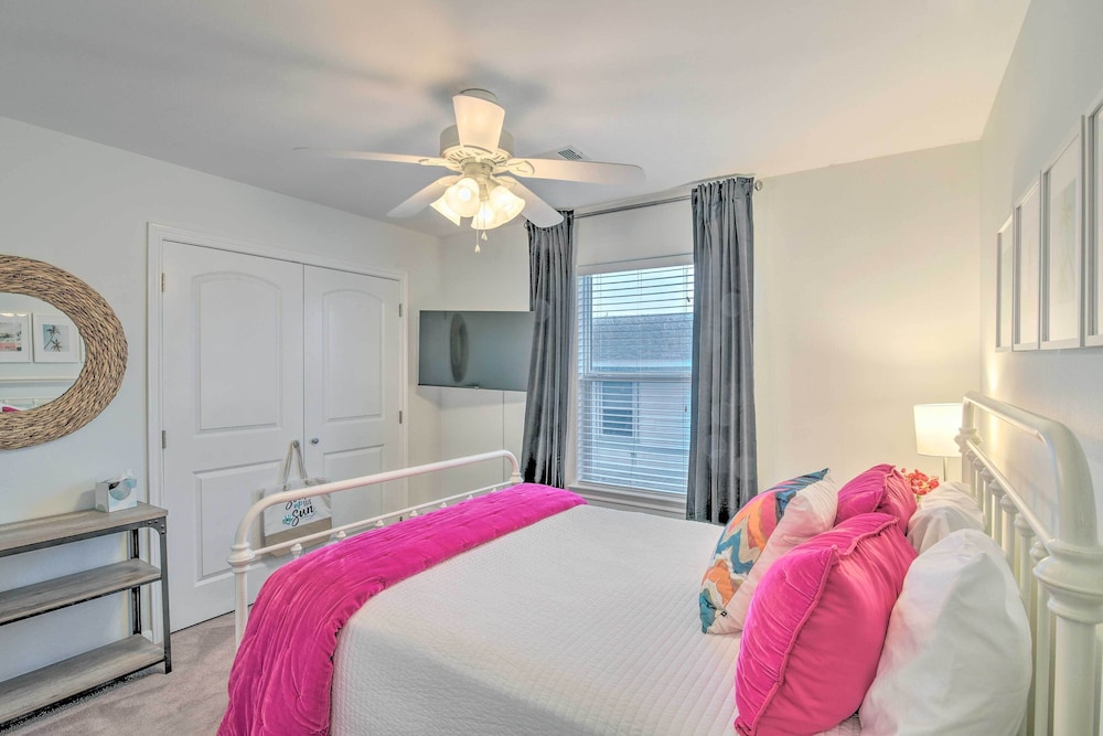 Sea Isle Retreat: Restaurant, Bar & Marina On-site view 5