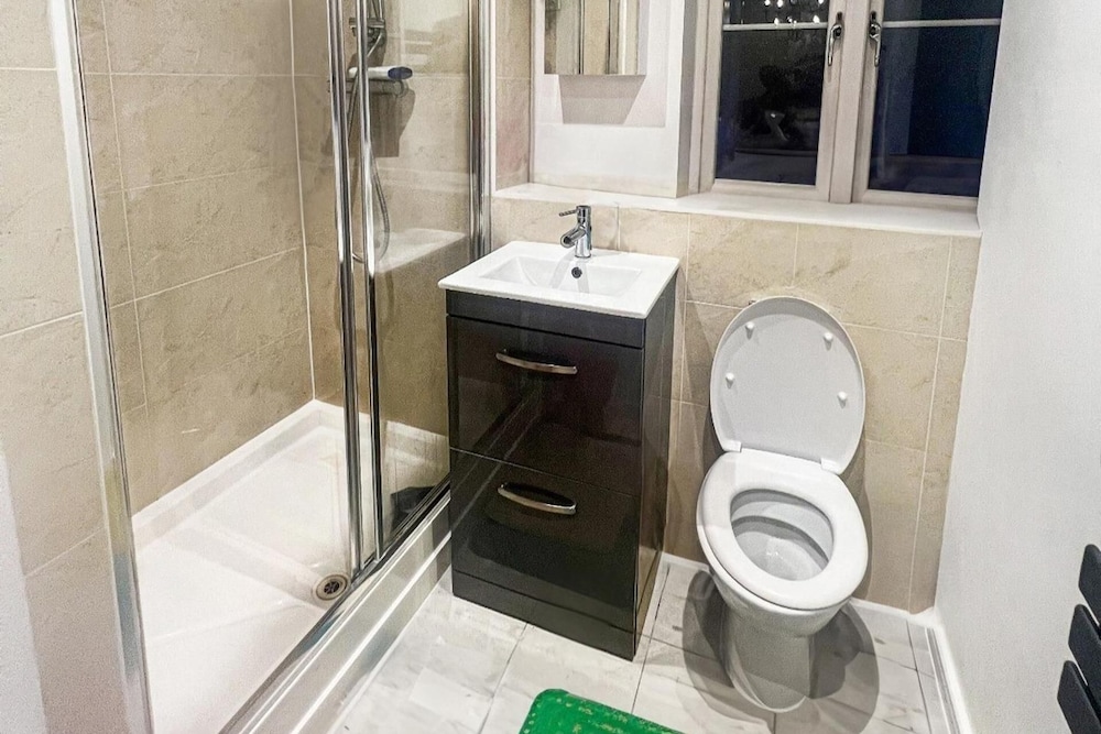 6 Bedroom House in Milton Keynes