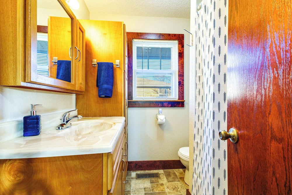 2 Mi to Stockton Lake: Family Home w/ Grill
