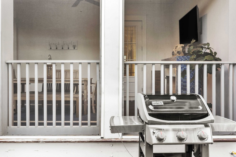 Seagrove Gardens Mins to the Beach, Santa Rosa Retreat w/ Golf Cart, A+ Design