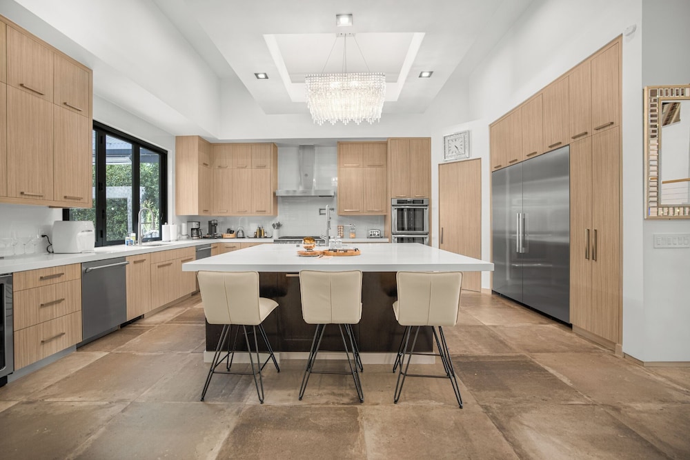 Louise Modern - Luxury Smart Estate in Encino w/ Pool, Gym & Spa