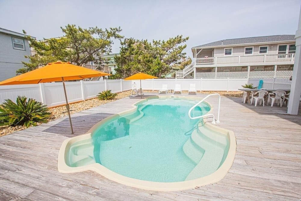 Life's A Beach 4 Bedroom Home by RedAwning