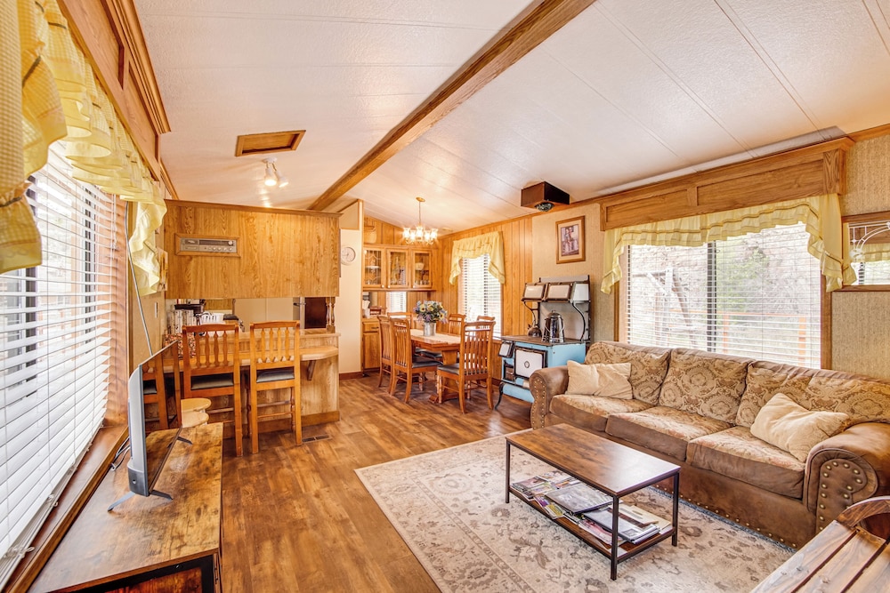 Creekside Cabin w/ Deck & Views in Panguitch!