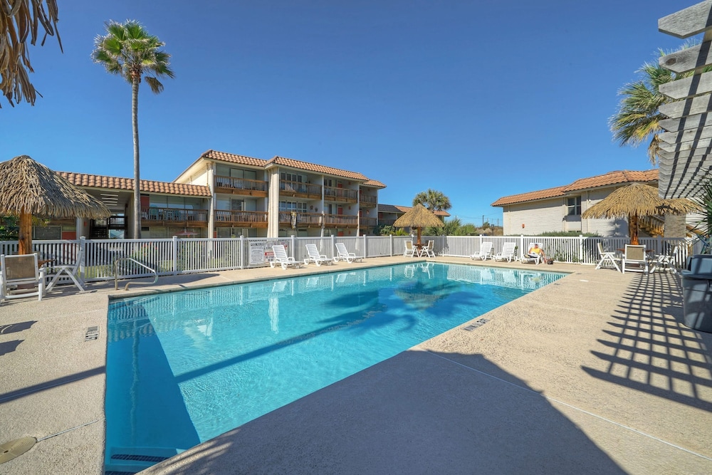 Pour Me a Vacation Mins to Beach Community Pool Tennis Court Private Balcony