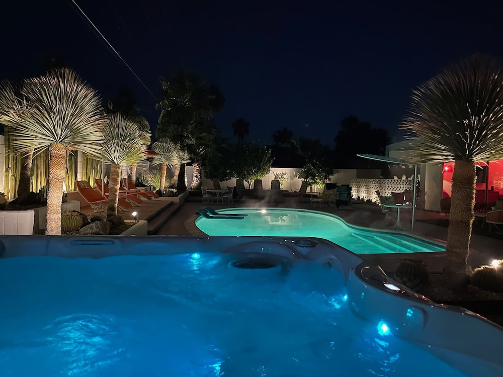 OG MCM w Saltwater Pool Hot Tub Dogs Welcome