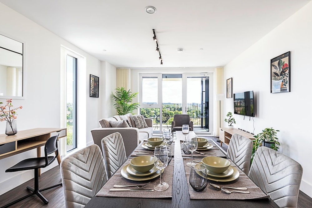Sleek and Stylish 9th Floor Apartment