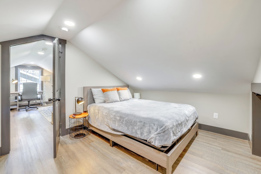 4 Mi to Liberty Bridge: Greenville Getaway w/ Deck