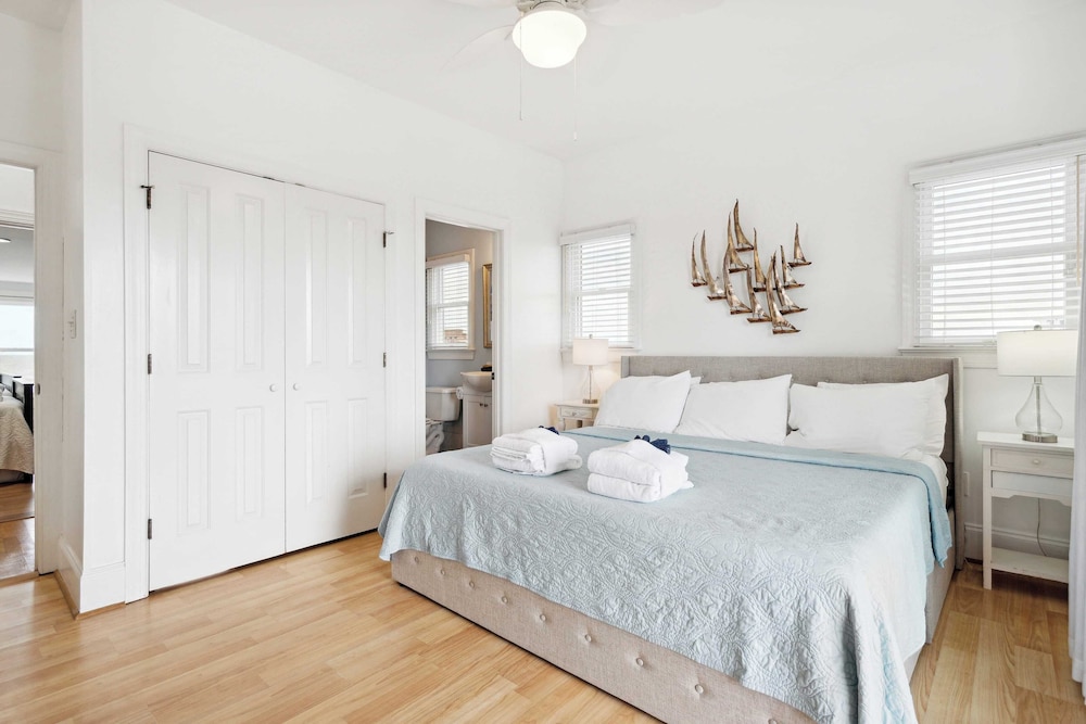 Oceanfront w/ Pool, Panoramic Deck Views, 5bdr Folly Ocean Breeze by Avantstay