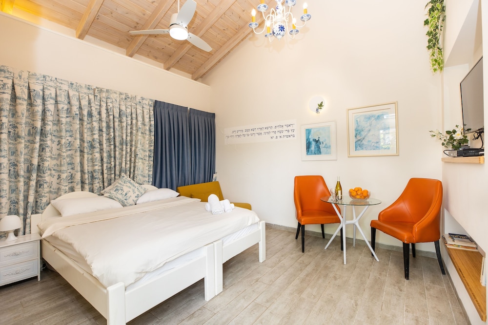 Nuriel Fruit & Guest House