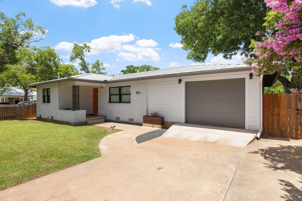 Zander Haus 3 Bedroom Home by RedAwning