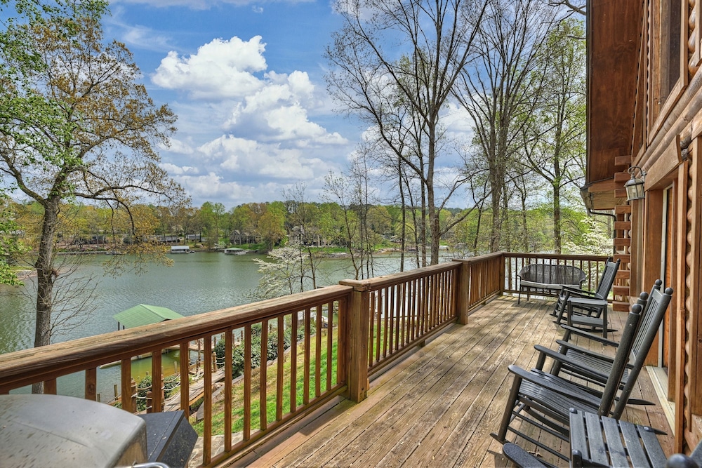 Lakeside Lodge by Avantstay Hot Tub Dock