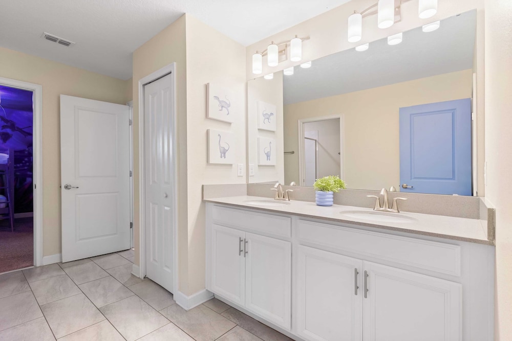 Stinger Luxe Retreat by Avantstay 8BR Luxury Villa Near Disney w/ Pool & Game Room