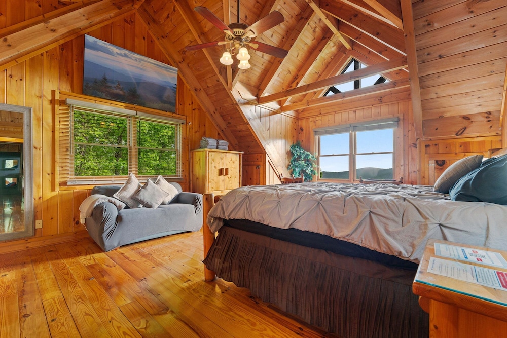 Breathtaking Hideaway 5 Bedroom Cabin