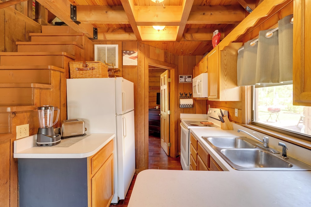 Access to Lake Okeechobee: Cabin w/ Perks!