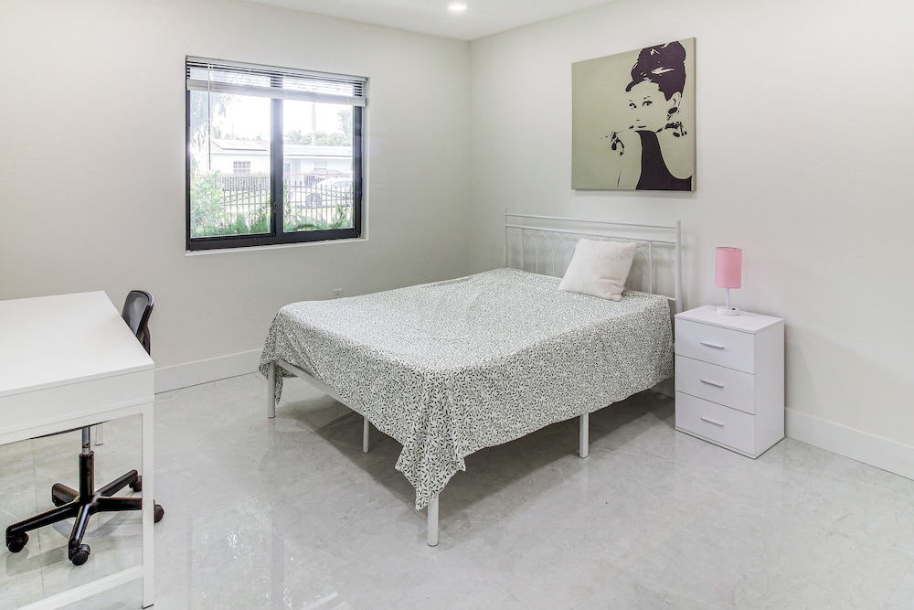 5 Mi to Beach: Group Getaway w/ Yard in Miami