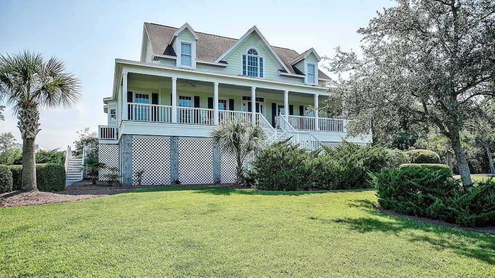 Inviting Beach Retreat With Wonderful Lake Views To Relax And Enjoy 5 Bedroom Home by Peace Vacations