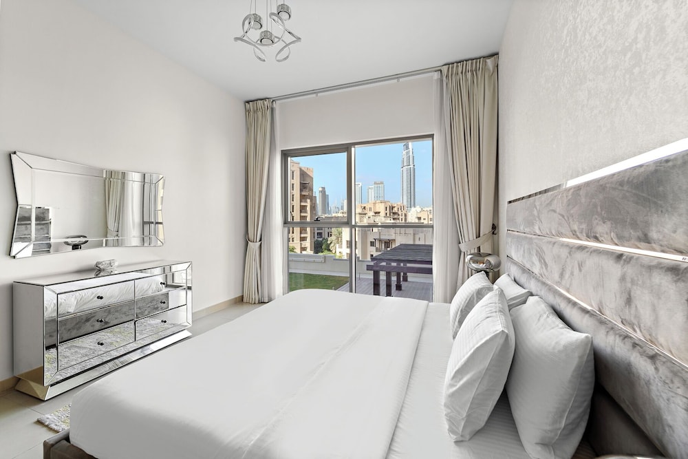 2BR 203 Bellevue Tower 1
