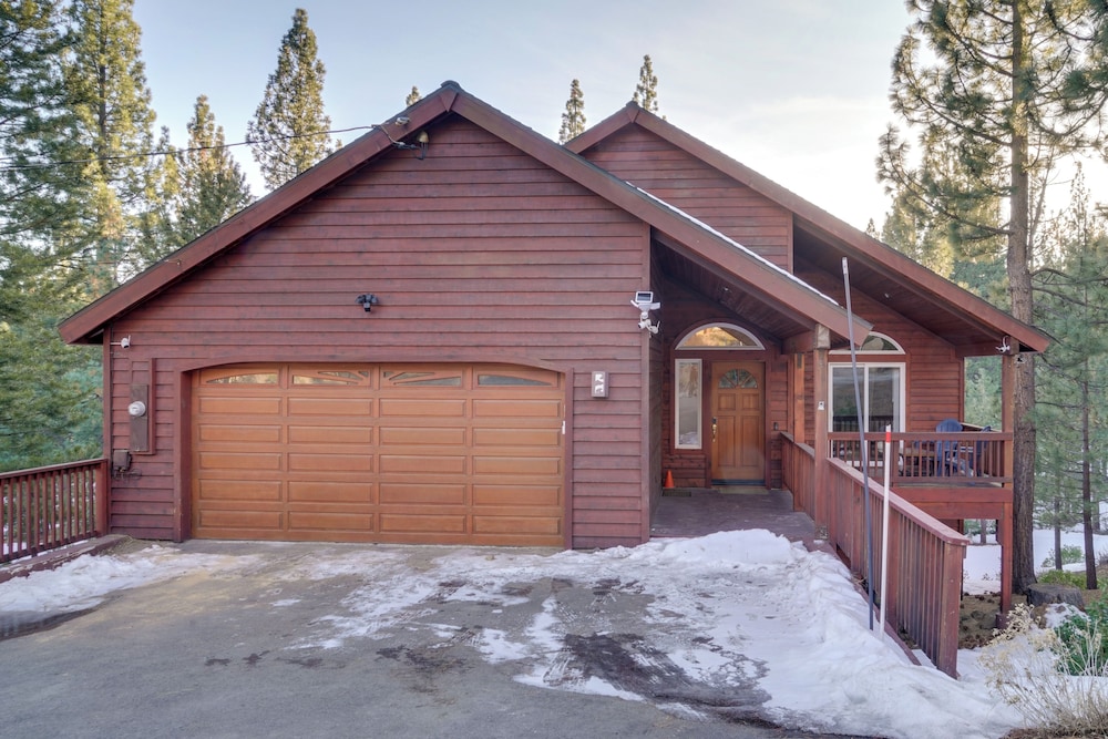 Near Downhill Ski Resort! Hot Tub Haven in Truckee