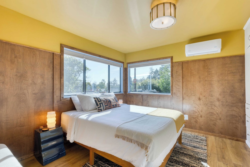 Walk to Beach & Shops Fireplace, Patio Dining & Firepit at Manzanita Ave