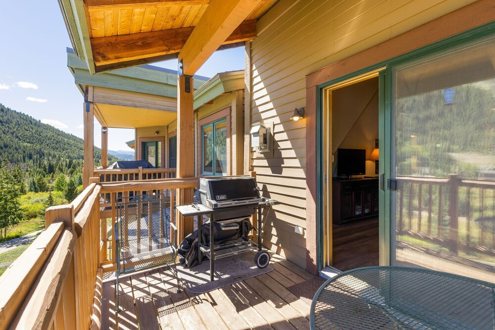 2674 Tenderfoot Lodge 2 Bedroom Condo by RedAwning