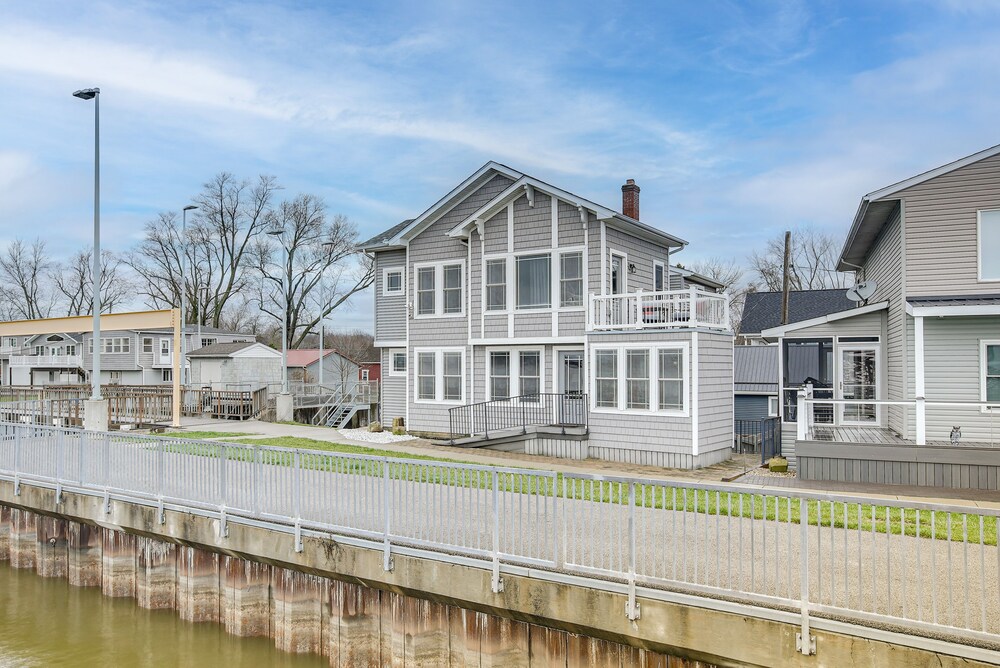 Waterfront Buckeye Lake House: Deck + Views! view 5