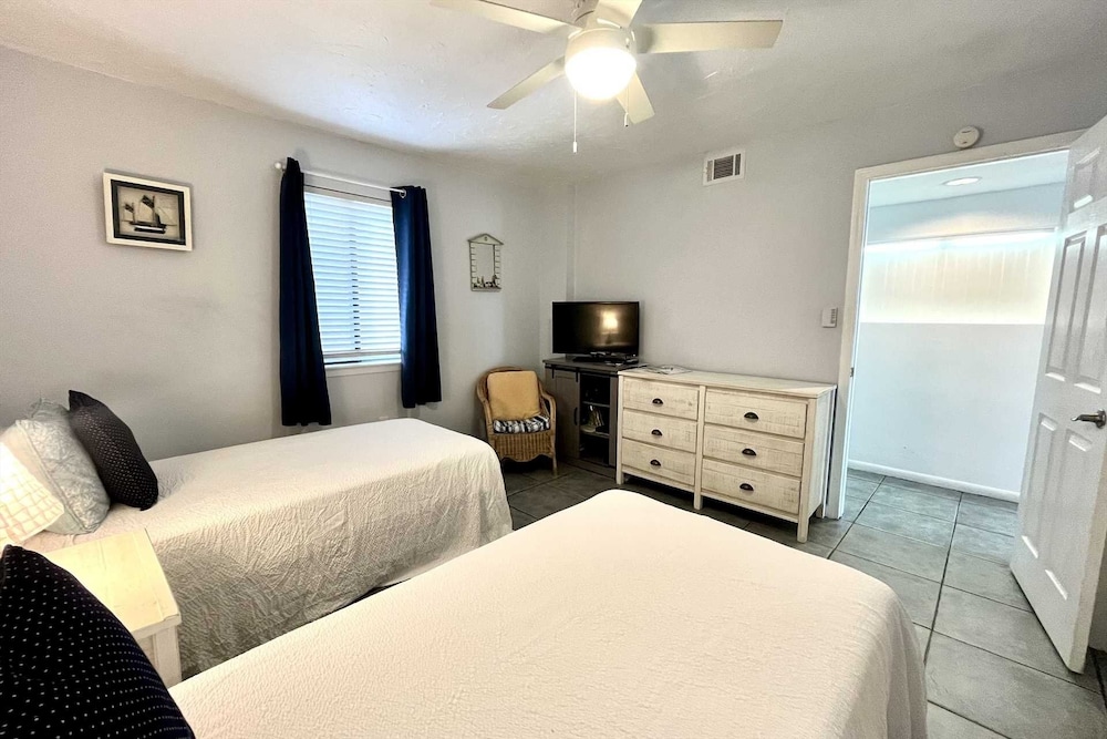 Castaways 9c 2 Bedroom Condo by RedAwning