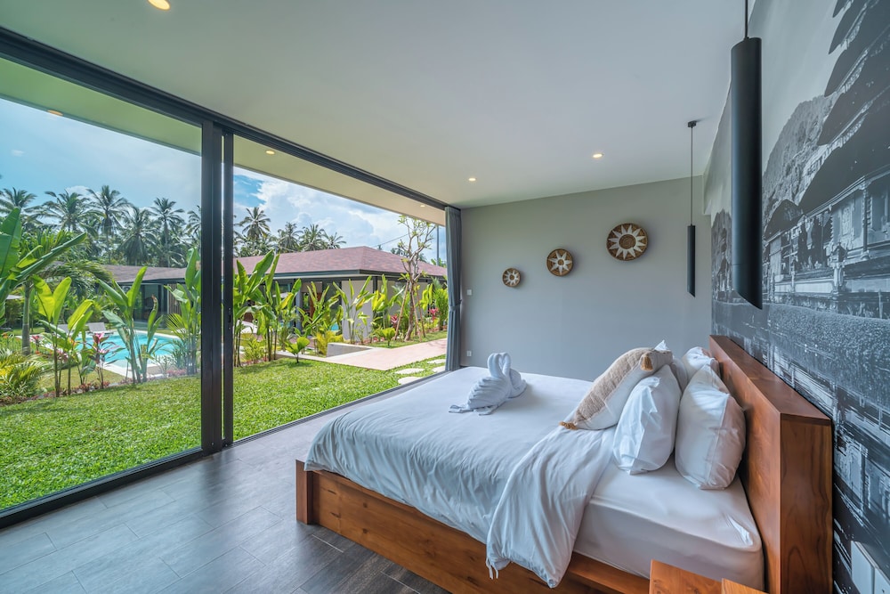 Xanadu - 5BR Ubud Designer Villa, Pool with Rice Fields Views