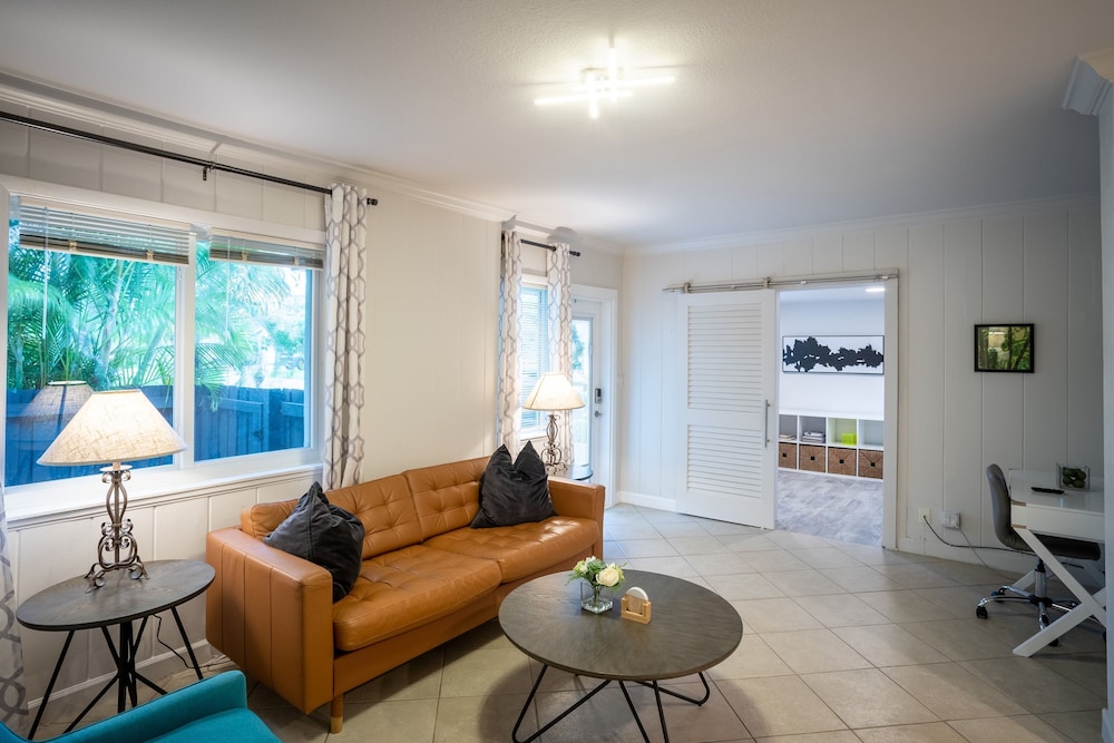 Walk to Wilton Drive - Spacious Quiet Villa 1