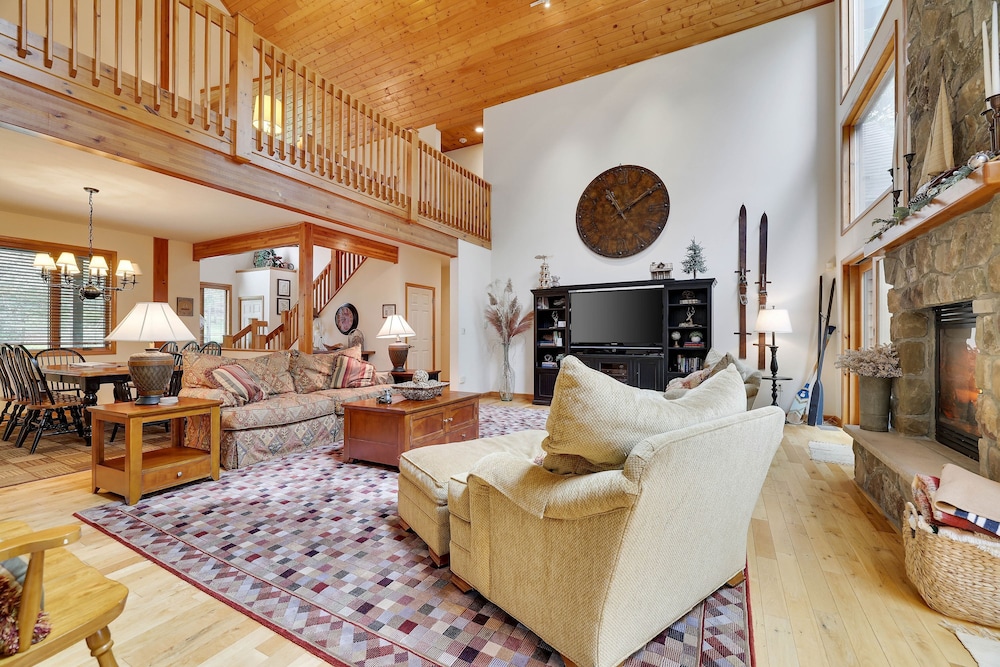Elk Hollow by Avantstay Lakefront Chalet w Game Room Fire Pit
