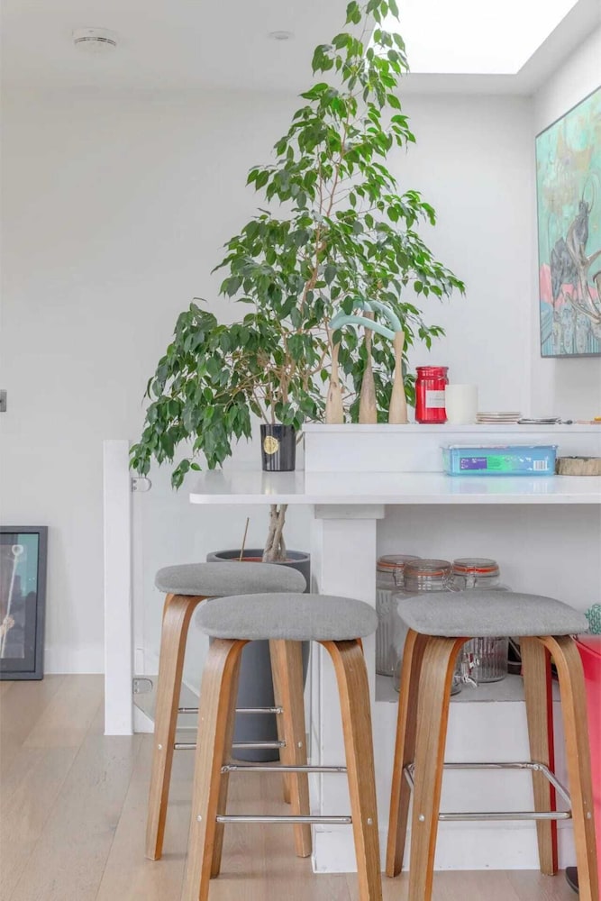 Sleek & Spacious 2BD Flat - Clapham