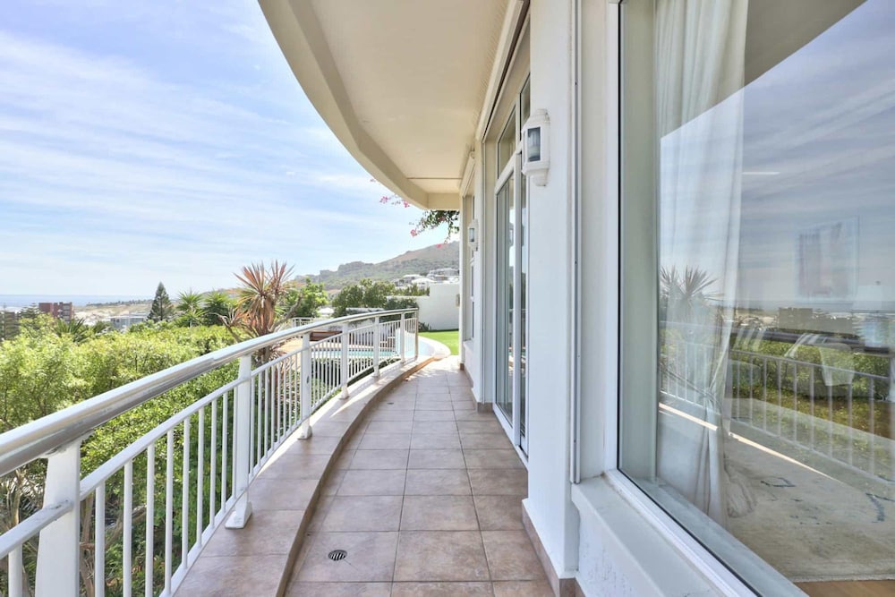 Camps Bay Home w Pool Garden Sea View Tree Villa
