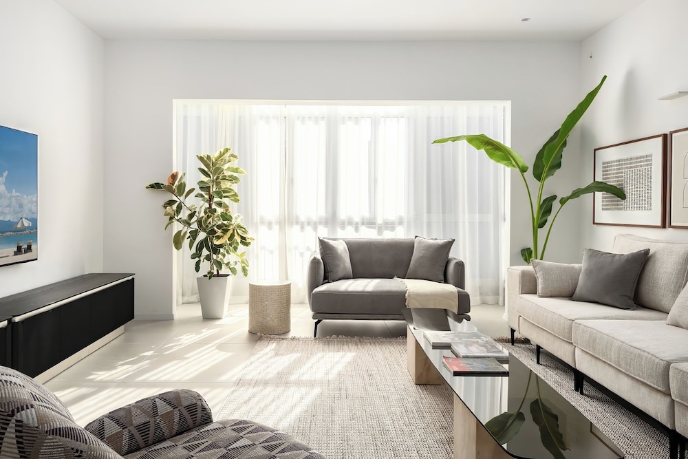 Central & Bright Getaway by Sea N' Rent