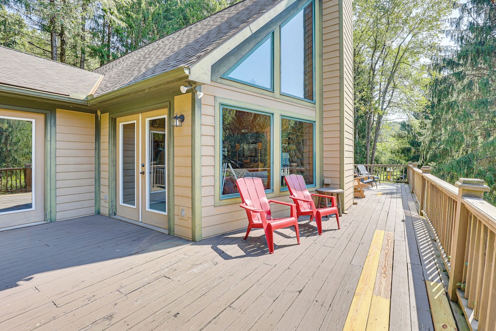 23 Mi to Mohican SP: Group-ready Lodge w/ Hot Tub
