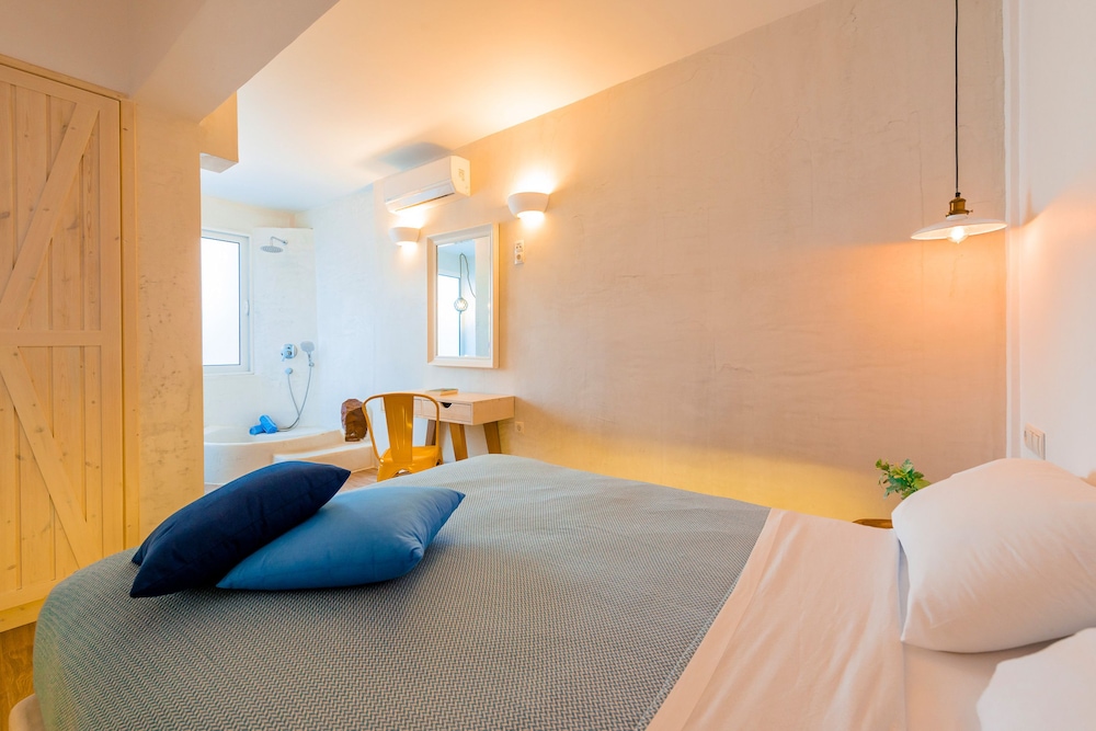 Kouros Home Hotel