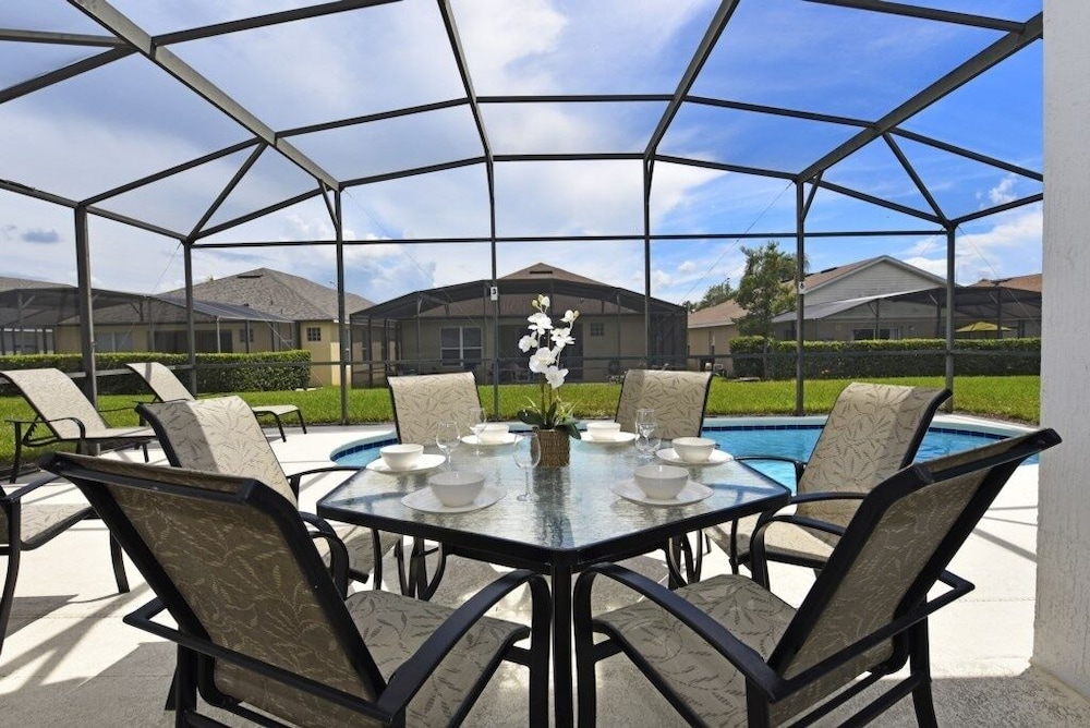 Spacious 4br Villa W/ Pool & Games Room, 3 Miles From Disney 4 Bedroom Villa
