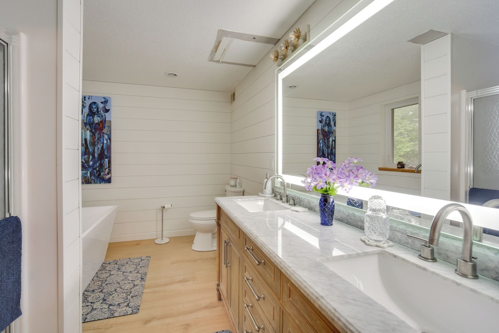 Swim Dock & Game Room: Lakefront Home in Siren!