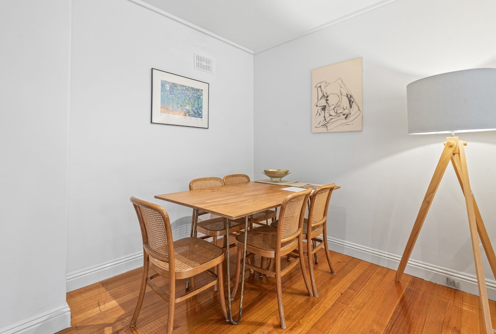 Charming Inner-city Stay- Space, Style & Location