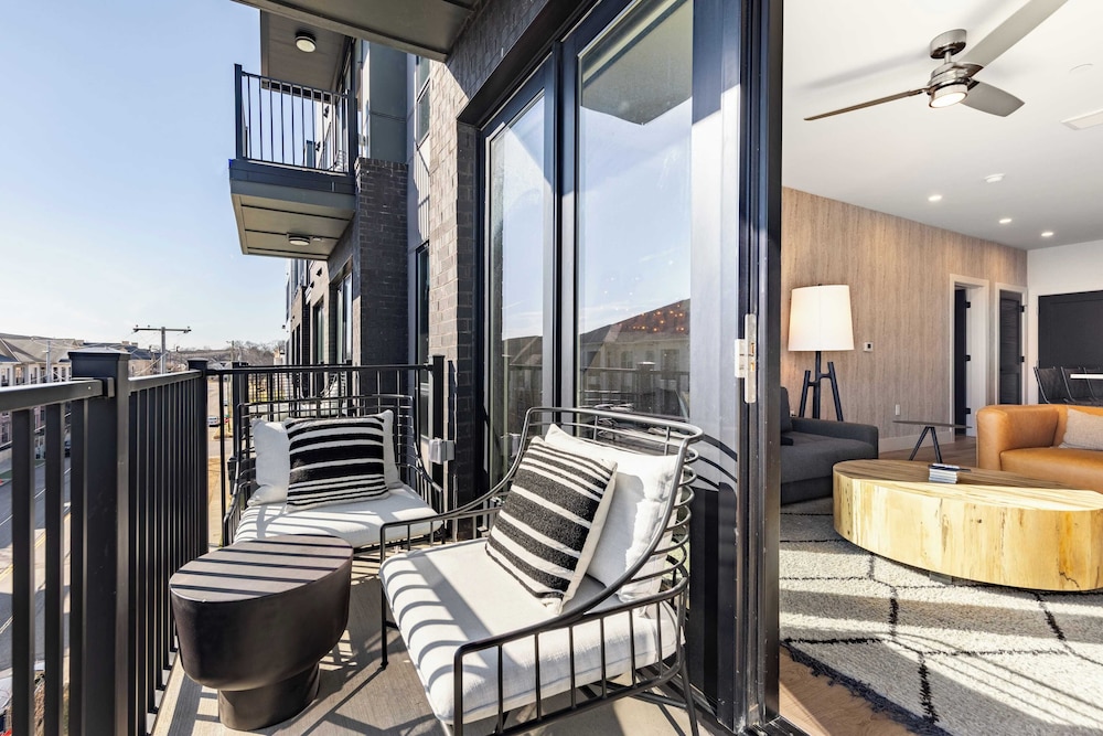 Sleeps 18 3 Modern Midtown Apartments w/ Gym + Pool Walkable to Shops & Eats