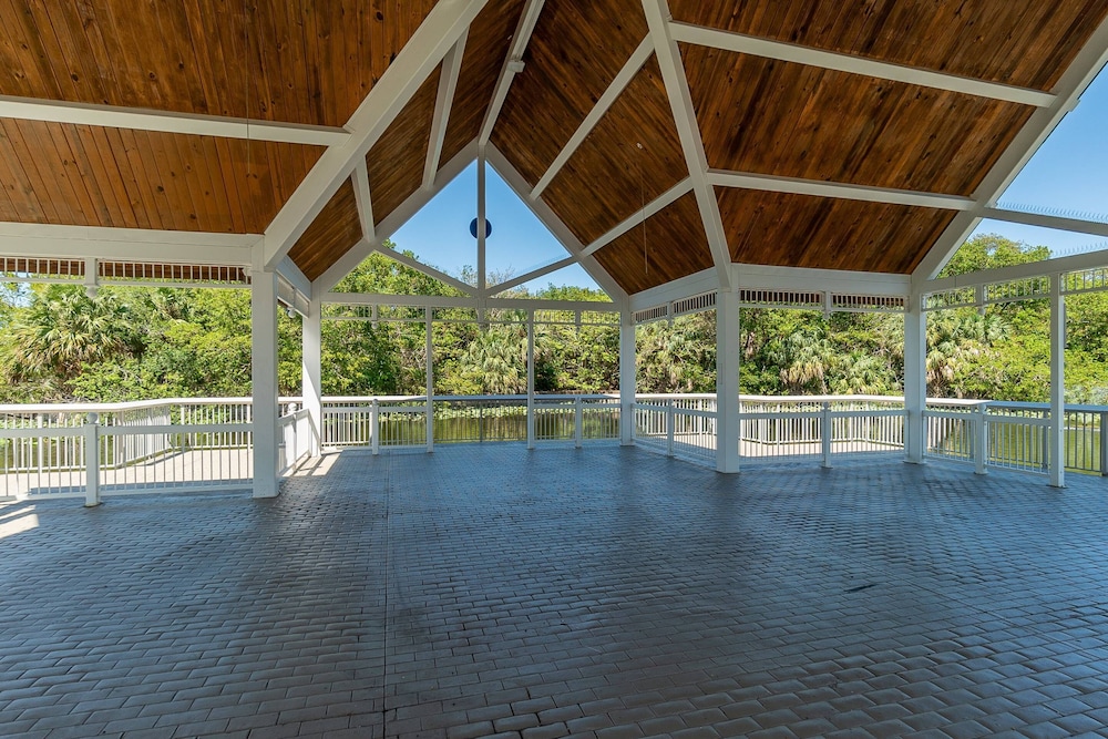 309n Sunrise Suite1 Bedroom, Pools, Jacuzzi, Beach, Shops & Dog Friendly