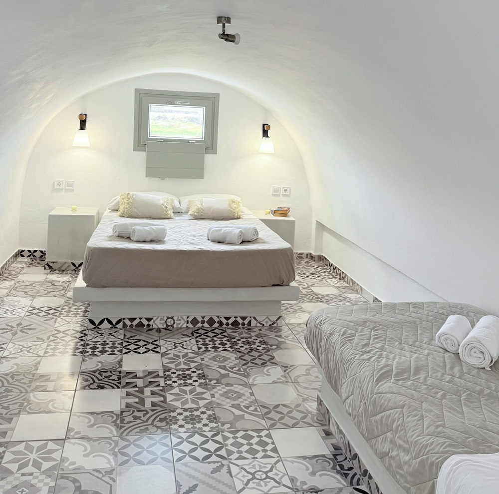 Giasemi Fira Studios