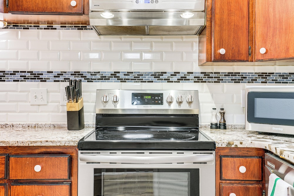 1 Mi to Dtwn: Cozy Condo in Anchorage!