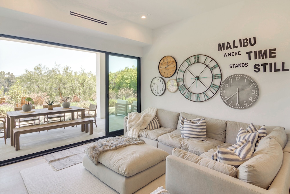 1 Mi to Point Dume: Mtn-view Escape w/ Patio!