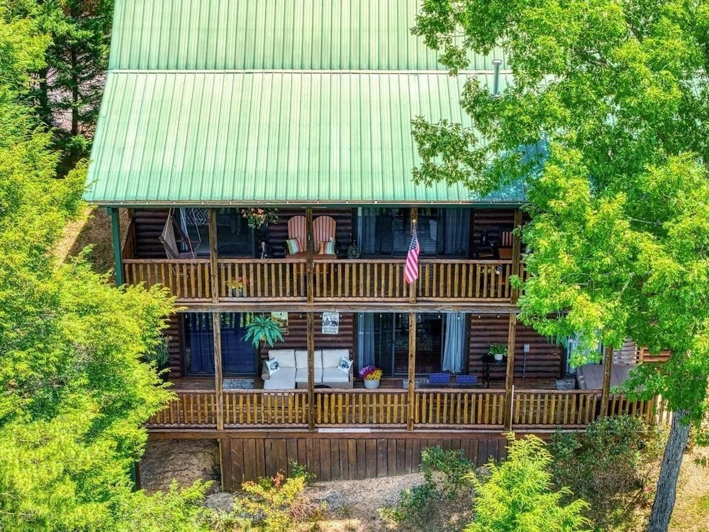 Hillbilly Hideaway 4 Bedroom Cabin
