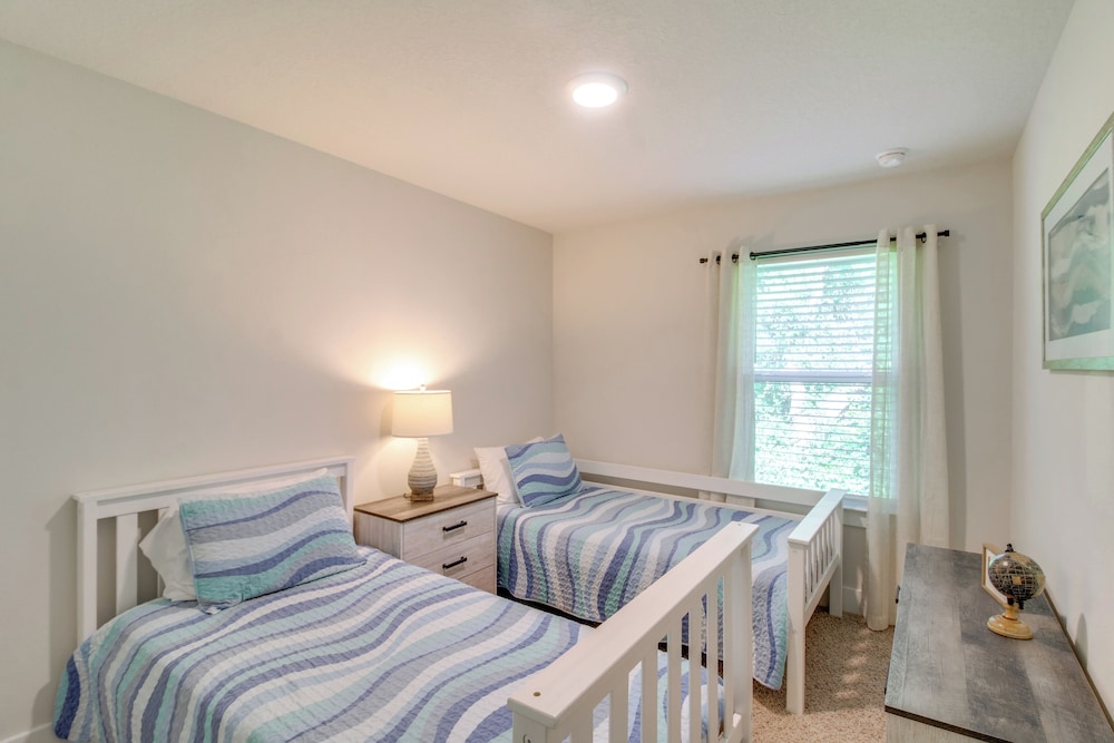 Pensacola Retreat w/ Pool Access, 20 Mi to Beach
