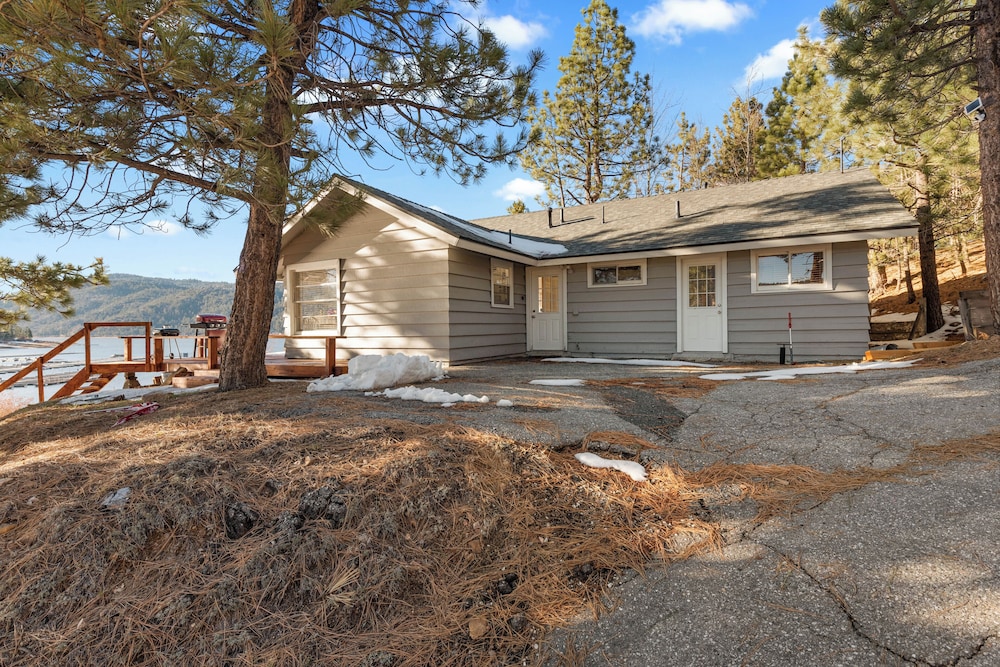 Lakefront Retreat