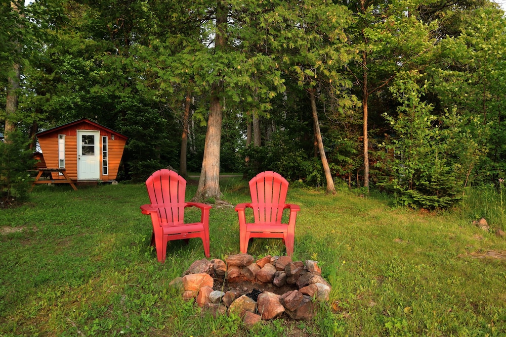 Lakepoint Cottage Resort