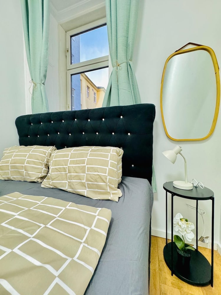 Family 9BR Apartment Near Augarten