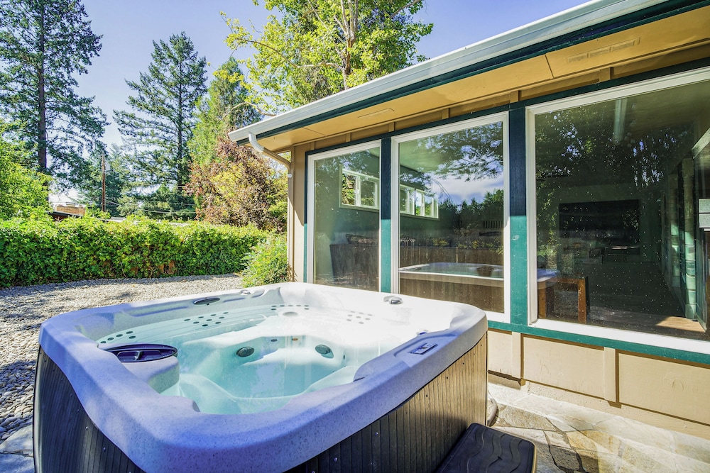 Lovely Riverfront Grants Pass Home: Pool & Hot Tub