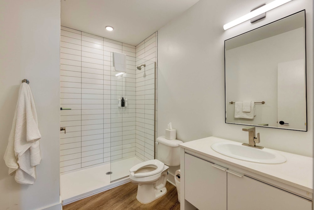Dual Bachelor Pads w/ Rooftop Lounge & Games Sleeps 26 5 Min to Broadway